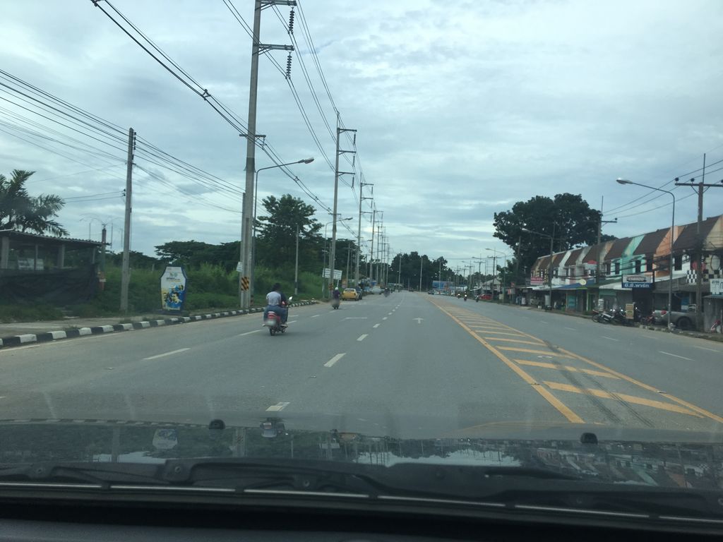 ภาพถนนตรงที่ สวนดอกเคหะภัณฑ์ ตั้งอยู่ ถ่ายโดย wapriz พ.ศ. 2561 (2018) · A street-level view of where สวนดอกเคหะภัณฑ์ · Dok Kheha Phan Garden stands, by wapriz in 2561 (2018)