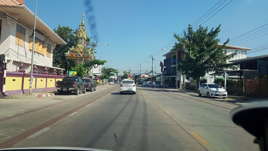 ภาพถนนตรงที่ ร้านผัดไทยกุ้งสด บ้านใหม่ เชียงราย ตั้งอยู่ ถ่ายโดย igorzo พ.ศ. 2562 (2019) · A street-level view of where ร้านผัดไทยกุ้งสด บ้านใหม่ เชียงราย · Ran Phatthaikungsot Ban Mai Chiang Rai stands, by igorzo in 2562 (2019)
