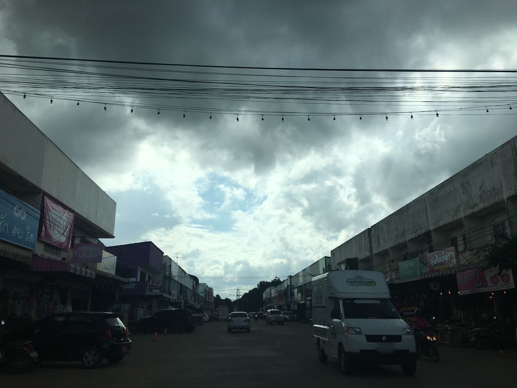 ภาพถนนตรงที่ 9001 Home Cafe’ ตั้งอยู่ ถ่ายโดย wapriz พ.ศ. 2561 (2018) · A street-level view of where 9001 Home Cafe’ stands, by wapriz in 2561 (2018)