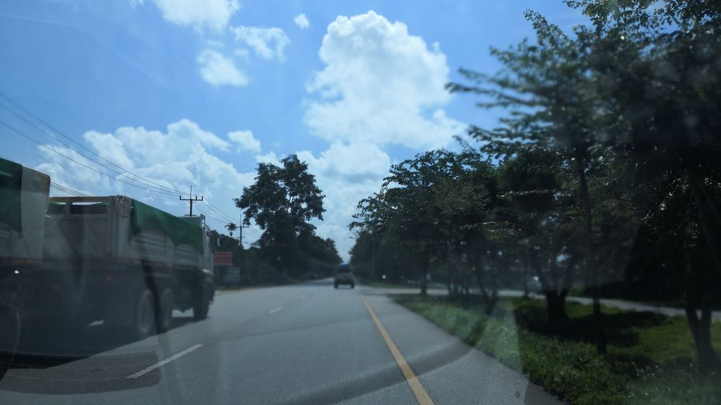 ภาพถนนตรงที่ รุ่งเรืองธุรกิจยนต์ ตั้งอยู่ ถ่ายโดย charlesano พ.ศ. 2561 (2018) · A street-level view of where รุ่งเรืองธุรกิจยนต์ · Rungrueang Thunkityon stands, by charlesano in 2561 (2018)