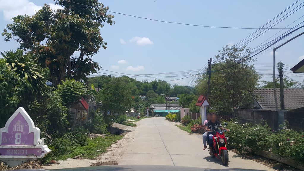 ภาพถนนตรงที่ ณ ขณะ Na Khana Camp ตั้งอยู่ ถ่ายโดย jrcarlsen พ.ศ. 2560 (2017) · A street-level view of where ณ ขณะ Na Khana Camp stands, by jrcarlsen in 2560 (2017)