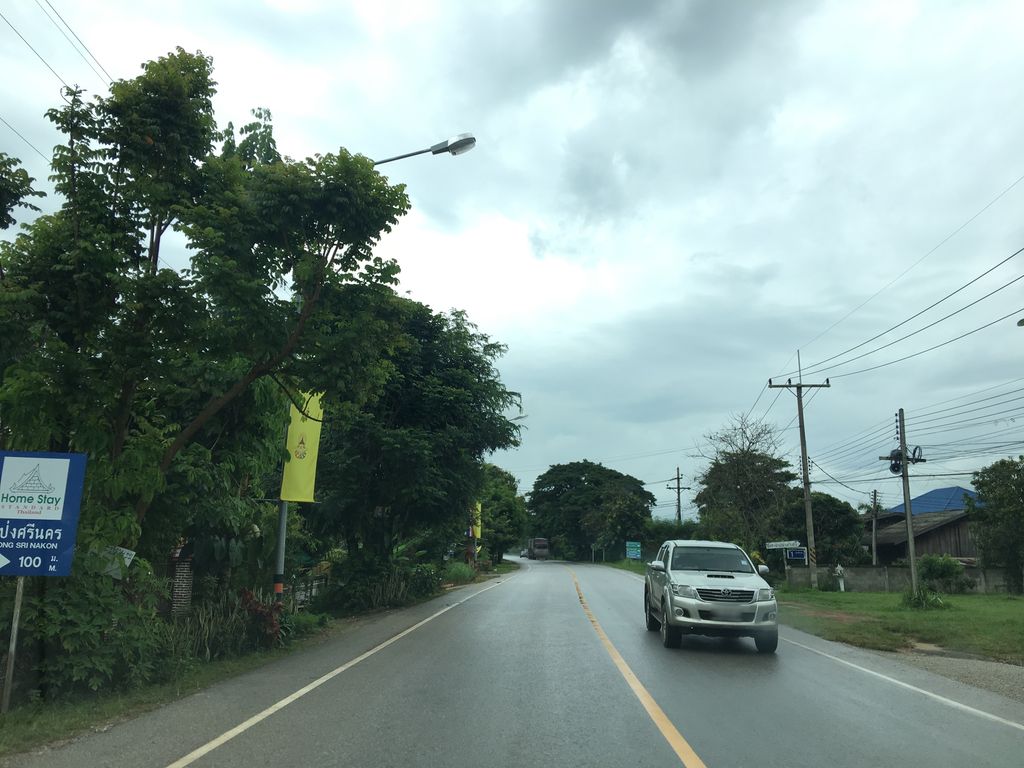 ภาพถนนตรงที่ บ้านสวนพอเพียง ตั้งอยู่ ถ่ายโดย wapriz พ.ศ. 2561 (2018) · A street-level view of where บ้านสวนพอเพียง · Ban Suan Phophiang stands, by wapriz in 2561 (2018)