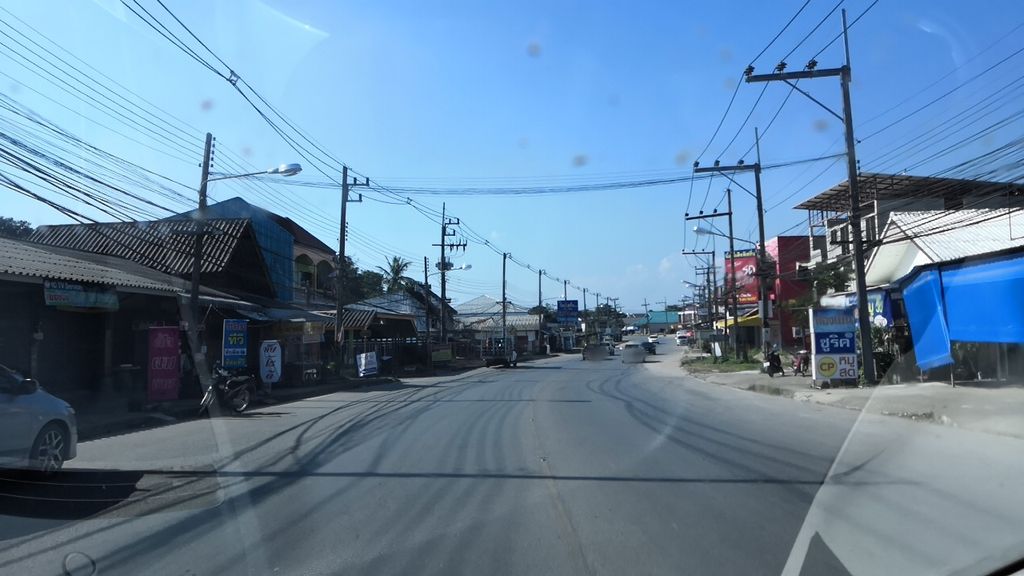 ภาพถนนตรงที่ บมจ. เงินติดล้อ ประกันติดโล่ สาขา เวียงชัย ตั้งอยู่ ถ่ายโดย charlesano พ.ศ. 2561 (2018) · A street-level view of where บมจ. เงินติดล้อ ประกันติดโล่ สาขา เวียงชัย · Bamot. Ngoen Tit Lo Prakantitlo Sakha Wiang Chai stands, by charlesano in 2561 (2018)