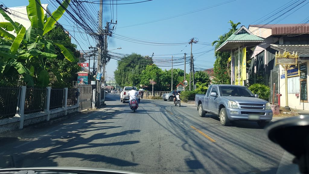 ภาพถนนตรงที่ บ้านครูจอย ตั้งอยู่ ถ่ายโดย igorzo พ.ศ. 2562 (2019) · A street-level view of where บ้านครูจอย · Ban Khru Choi stands, by igorzo in 2562 (2019)