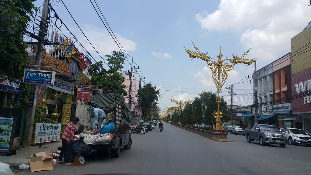 ภาพถนนตรงที่ Golden Triangle Tour ตั้งอยู่ ถ่ายโดย jrcarlsen พ.ศ. 2560 (2017) · A street-level view of where Golden Triangle Tour stands, by jrcarlsen in 2560 (2017)