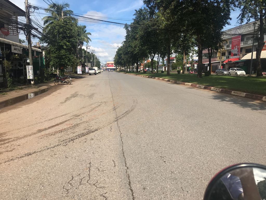 ภาพถนนตรงที่ Daisyเดซี่ ตั้งอยู่ ถ่ายโดย wiwattantib พ.ศ. 2561 (2018) · A street-level view of where Daisyเดซี่ stands, by wiwattantib in 2561 (2018)