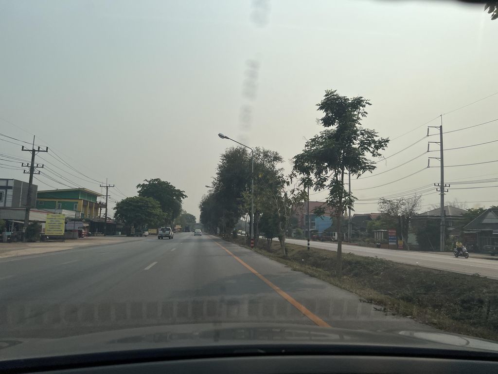 ภาพถนนตรงที่ ทันตกรรม โรงพยาบาลแม่ลาว ตั้งอยู่ ถ่ายโดย lin_wang พ.ศ. 2567 (2024) · A street-level view of where ทันตกรรม โรงพยาบาลแม่ลาว · Rongphayaban Mae Lao Dental stands, by lin_wang in 2567 (2024)