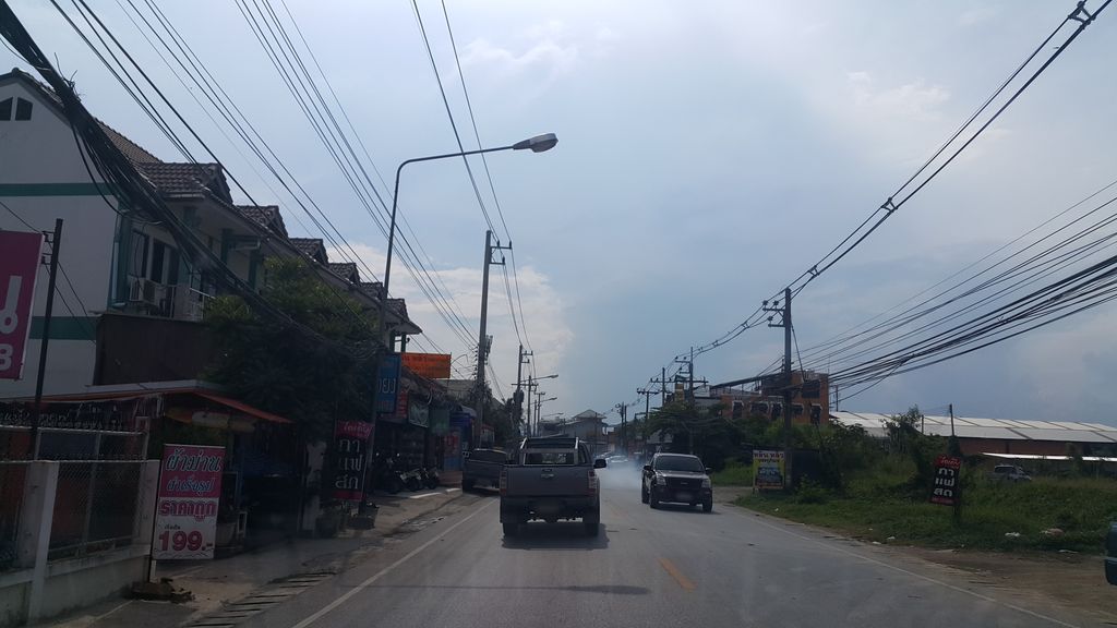 ภาพถนนตรงที่ เชียงรายโฮมมาร์ท ตั้งอยู่ ถ่ายโดย jrcarlsen พ.ศ. 2560 (2017) · A street-level view of where เชียงรายโฮมมาร์ท · Chiang Rai Home Mart stands, by jrcarlsen in 2560 (2017)