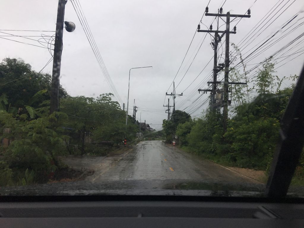 ภาพถนนตรงที่ Banphomsuaybandai ตั้งอยู่ ถ่ายโดย wapriz พ.ศ. 2561 (2018) · A street-level view of where Banphomsuaybandai stands, by wapriz in 2561 (2018)