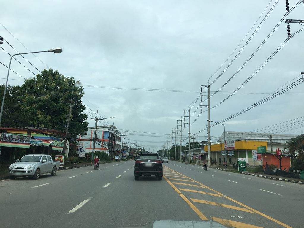 ภาพถนนตรงที่ บี.ซี.พาร์ท ตั้งอยู่ ถ่ายโดย wapriz พ.ศ. 2561 (2018) · A street-level view of where บี.ซี.พาร์ท · B.C.phat stands, by wapriz in 2561 (2018)