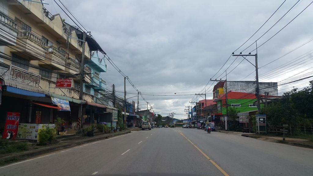 ภาพถนนตรงที่ ก๋วยเตี๋ยวเรือลุงหนวด ตั้งอยู่ ถ่ายโดย jrcarlsen พ.ศ. 2559 (2016) · A street-level view of where ก๋วยเตี๋ยวเรือลุงหนวด · Kuai Tiaoruea Lungnuat stands, by jrcarlsen in 2559 (2016)