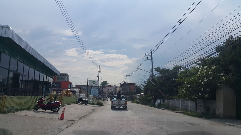 ภาพถนนตรงที่ สำนักงานทนายความและธุระกิจกัปตัน ตั้งอยู่ ถ่ายโดย jrcarlsen พ.ศ. 2560 (2017) · A street-level view of where สำนักงานทนายความและธุระกิจกัปตัน · Samnakngan Thanaikhwam Lae Thura Kit Kaptan stands, by jrcarlsen in 2560 (2017)