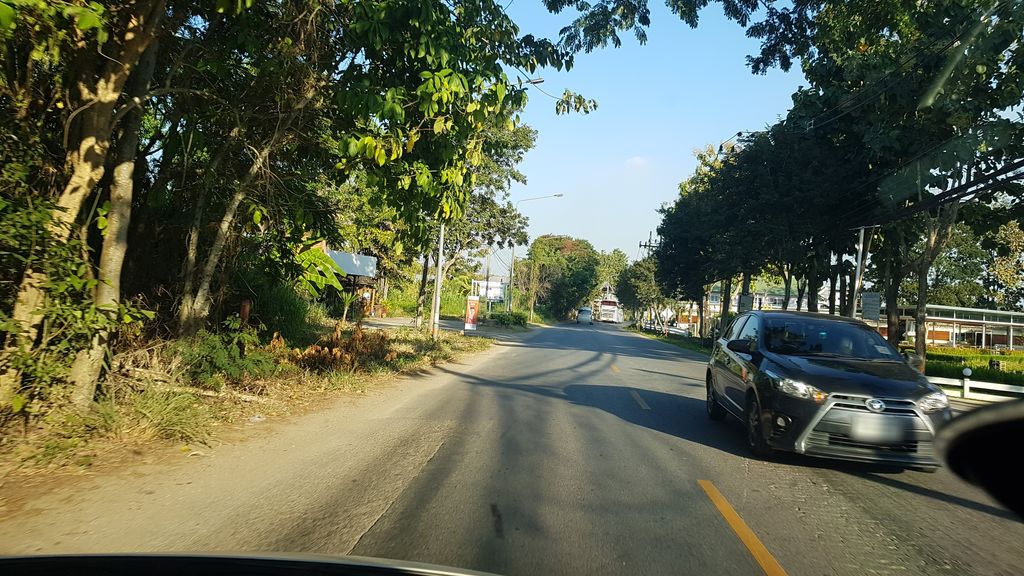 ภาพถนนตรงที่ ร้านกรจิรานวดแผนไทย ตั้งอยู่ ถ่ายโดย igorzo พ.ศ. 2562 (2019) · A street-level view of where ร้านกรจิรานวดแผนไทย · Ran Kon Chira Nuatphaenthai stands, by igorzo in 2562 (2019)