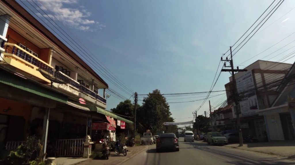 ภาพถนนตรงที่ แดงคาร์แคร์ ตั้งอยู่ ถ่ายโดย toffy พ.ศ. 2561 (2018) · A street-level view of where แดงคาร์แคร์ · Daengkha stands, by toffy in 2561 (2018)