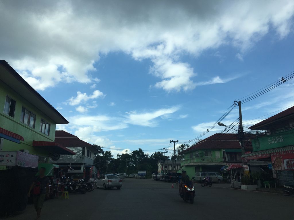 ภาพถนนตรงที่ ร้านพลอยซาลอน ตั้งอยู่ ถ่ายโดย wapriz พ.ศ. 2561 (2018) · A street-level view of where ร้านพลอยซาลอน · Ran Phaloi Salon stands, by wapriz in 2561 (2018)