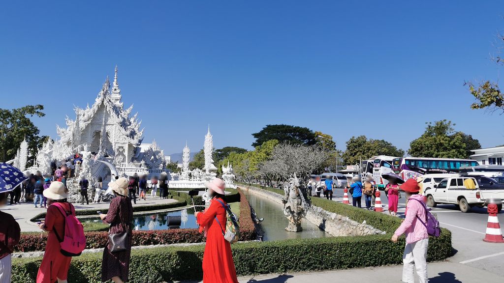 ภาพถนนตรงที่ อรพินท์ผ้าฝ้าย ณ วัดร่องขุ่น ตั้งอยู่ ถ่ายโดย anonymous_cn พ.ศ. 2562 (2019) · A street-level view of where อรพินท์ผ้าฝ้าย ณ วัดร่องขุ่น · Onphin Phafai Na Wat Rongkhun stands, by anonymous_cn in 2562 (2019)