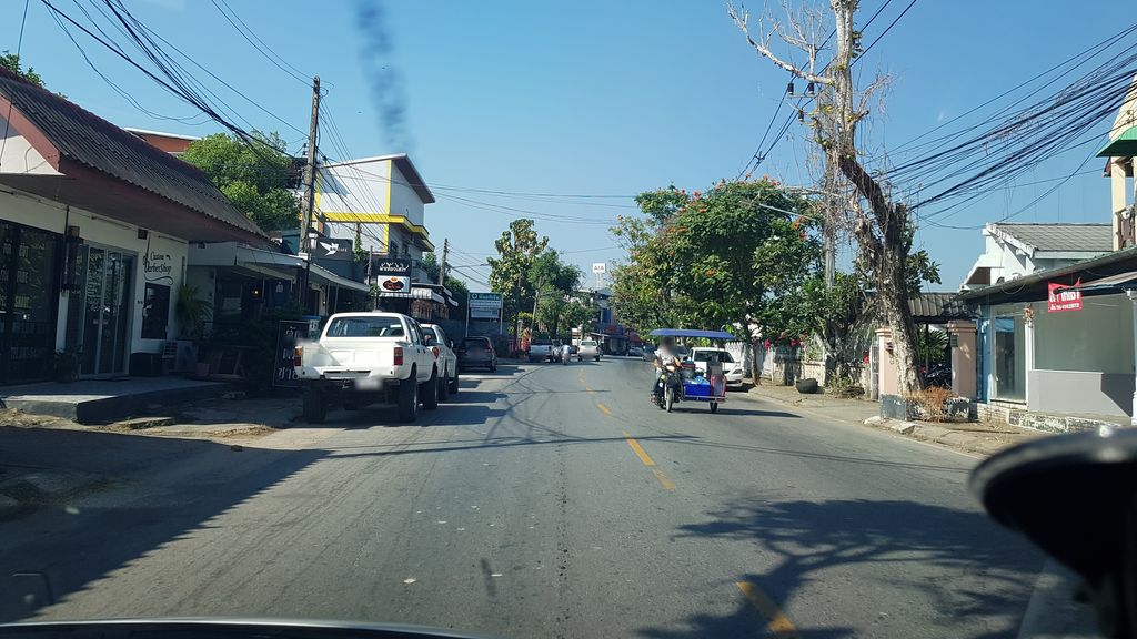 ภาพถนนตรงที่ Bonita Haircut ตั้งอยู่ ถ่ายโดย igorzo พ.ศ. 2562 (2019) · A street-level view of where Bonita Haircut stands, by igorzo in 2562 (2019)