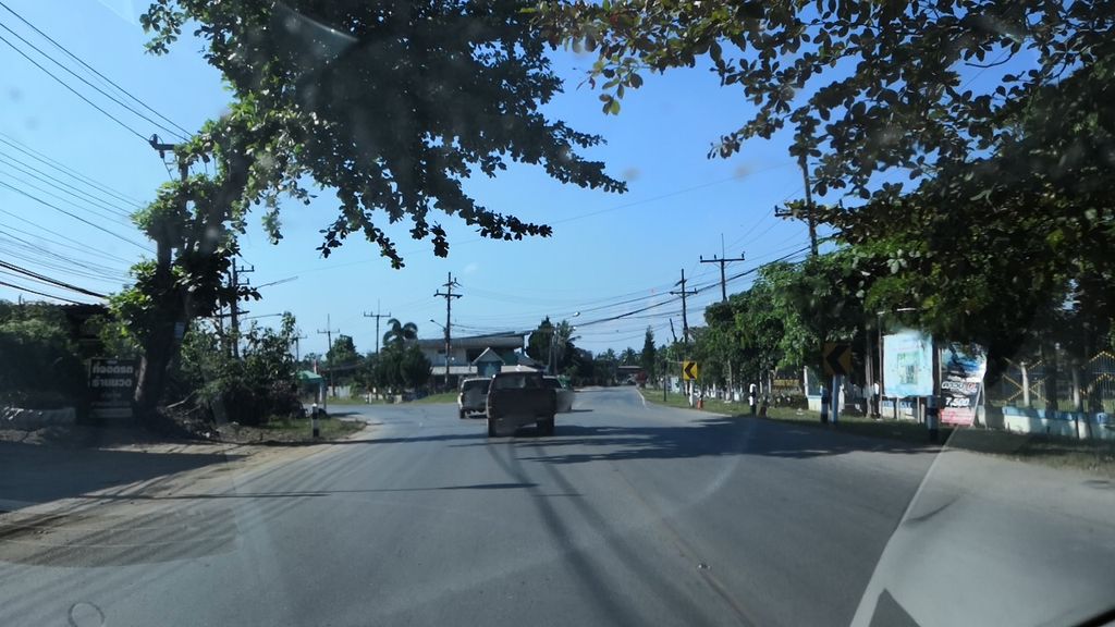 ภาพถนนตรงที่ ธนพิริยะ สาขาเวียงชัย ตั้งอยู่ ถ่ายโดย charlesano พ.ศ. 2561 (2018) · A street-level view of where ธนพิริยะ สาขาเวียงชัย · Thonphiriya Sakha Wiang Chai stands, by charlesano in 2561 (2018)