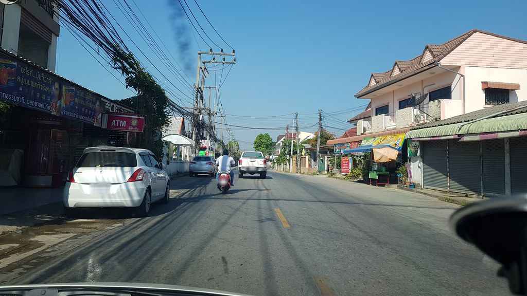 ภาพถนนตรงที่ บีบี บิวตี้ ตั้งอยู่ ถ่ายโดย igorzo พ.ศ. 2562 (2019) · A street-level view of where บีบี บิวตี้ · B B Beauty stands, by igorzo in 2562 (2019)