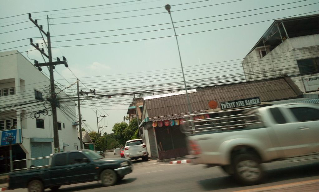 ภาพถนนตรงที่ โกโก้ร้านไอ้ต้น สาขาเทิง ตั้งอยู่ ถ่ายโดย ozflor พ.ศ. 2562 (2019) · A street-level view of where โกโก้ร้านไอ้ต้น สาขาเทิง · Koko Ran Ai Ton Sakha Thoeng stands, by ozflor in 2562 (2019)
