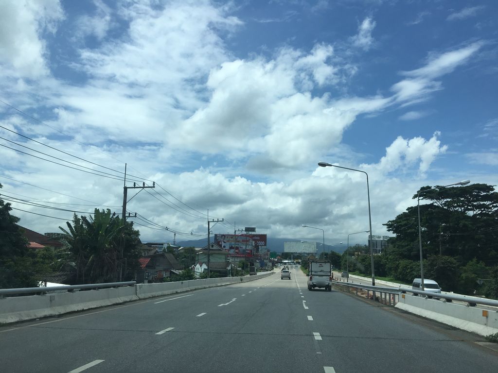 ภาพถนนตรงที่ วัดร่องขุน เชียงราย ตั้งอยู่ ถ่ายโดย wapriz พ.ศ. 2561 (2018) · A street-level view of where วัดร่องขุน เชียงราย · Wat Rongkhun Chiang Rai stands, by wapriz in 2561 (2018)