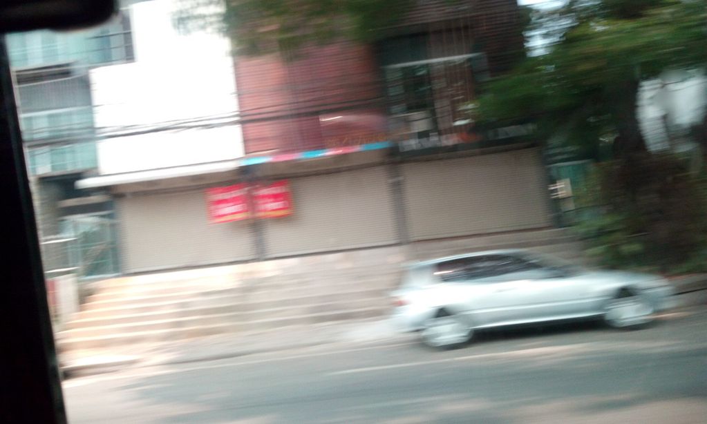 ภาพถนนตรงที่ คลินิกตาหมอนเรศ ตั้งอยู่ ถ่ายโดย ozflor พ.ศ. 2562 (2019) · A street-level view of where คลินิกตาหมอนเรศ · Ta Mo Naret Clinic stands, by ozflor in 2562 (2019)
