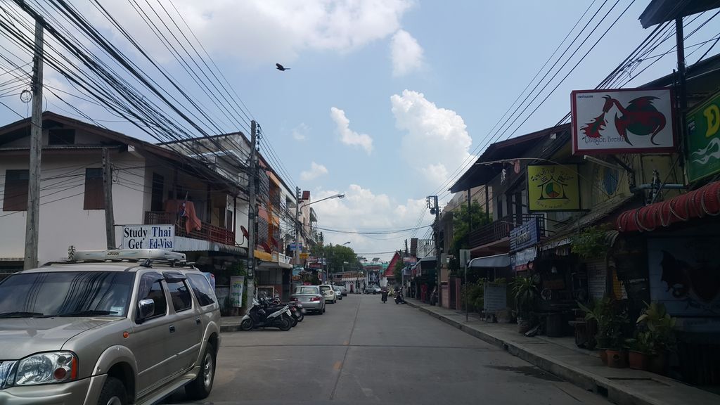 ภาพถนนตรงที่ Coconuts Tours, Chiang Rai. ตั้งอยู่ ถ่ายโดย jrcarlsen พ.ศ. 2560 (2017) · A street-level view of where Coconuts Tours, Chiang Rai. stands, by jrcarlsen in 2560 (2017)