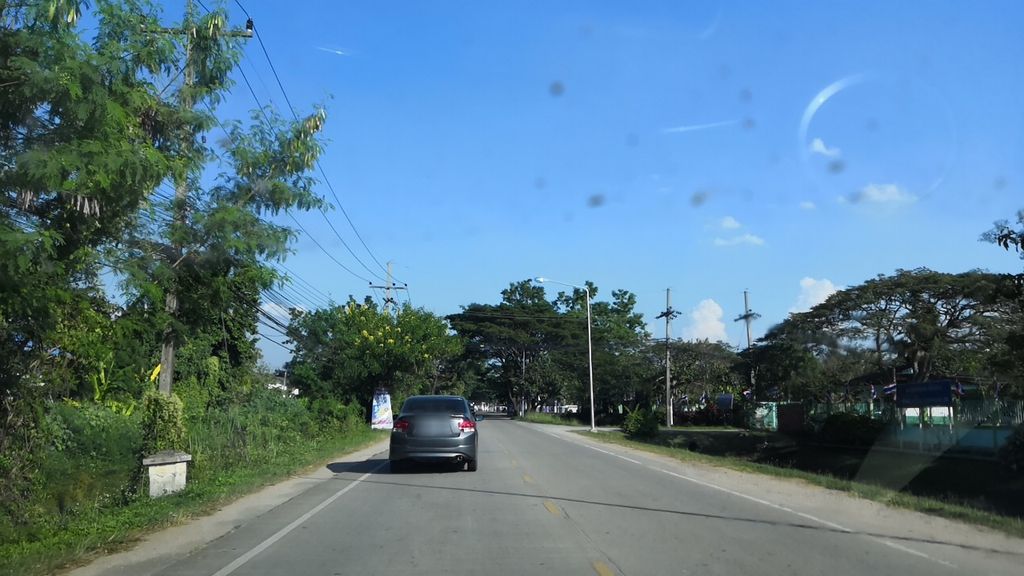 ภาพถนนตรงที่ สำนักงานกรมโยธาธิการและผังเมืองจังหวัดเชียงราย ตั้งอยู่ ถ่ายโดย charlesano พ.ศ. 2561 (2018) · A street-level view of where สำนักงานกรมโยธาธิการและผังเมืองจังหวัดเชียงราย · Samnakngan Krom Yothathikan Lae Phang Mueang Changwat Chiang Rai stands, by charlesano in 2561 (2018)