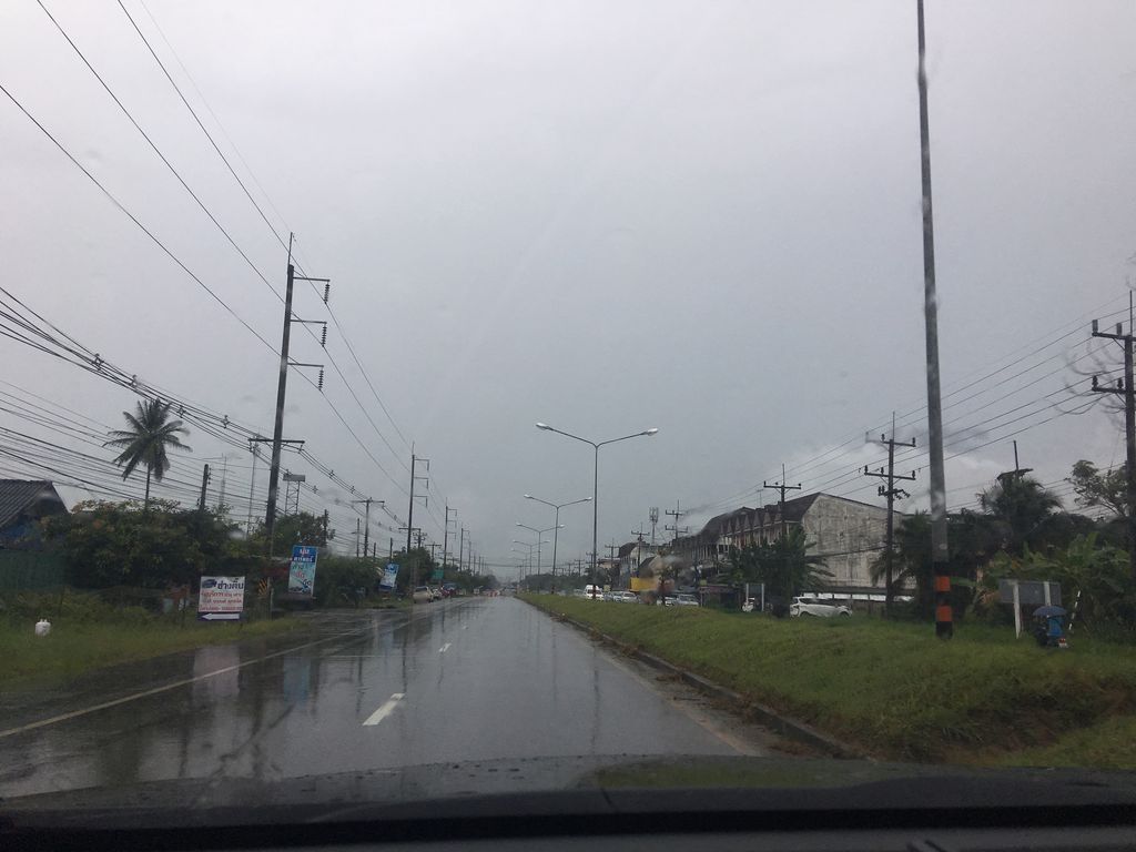 ภาพถนนตรงที่ ปั๊ม ปตท. อ.แม่สาย ตั้งอยู่ ถ่ายโดย wapriz พ.ศ. 2561 (2018) · A street-level view of where ปั๊ม ปตท. อ.แม่สาย · PTT. A.Mae Sai Filling station stands, by wapriz in 2561 (2018)