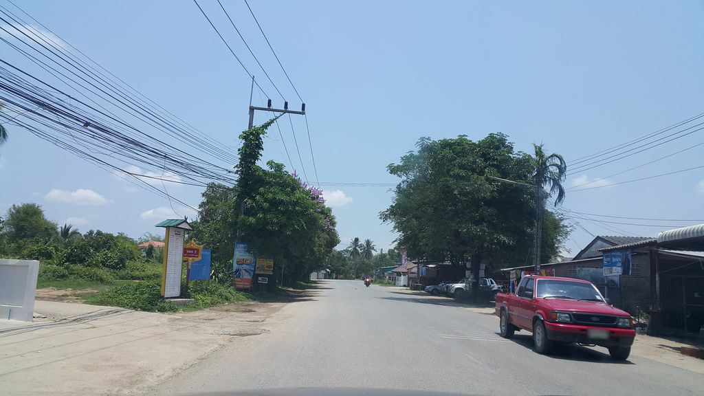 ภาพถนนตรงที่ เลิฟฟรายชีส (ตลาดสดทรายมูลแม่ยาว) ตั้งอยู่ ถ่ายโดย jrcarlsen พ.ศ. 2560 (2017) · A street-level view of where เลิฟฟรายชีส (ตลาดสดทรายมูลแม่ยาว) · Loepfraichit (talat Sot Saimun Mae Yao) stands, by jrcarlsen in 2560 (2017)