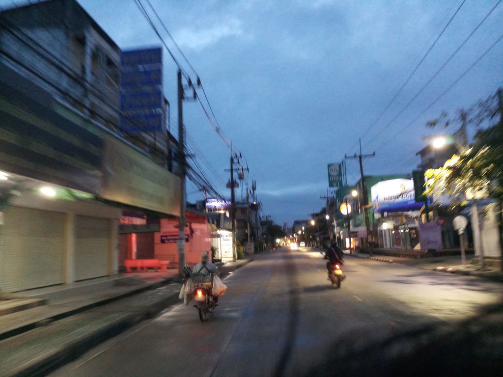 ภาพถนนตรงที่ คลีนิคหมอสุริยา-อาทิตยา ตั้งอยู่ ถ่ายโดย jang พ.ศ. 2561 (2018) · A street-level view of where คลีนิคหมอสุริยา-อาทิตยา · Clinic Mo Suriya-athitya stands, by jang in 2561 (2018)