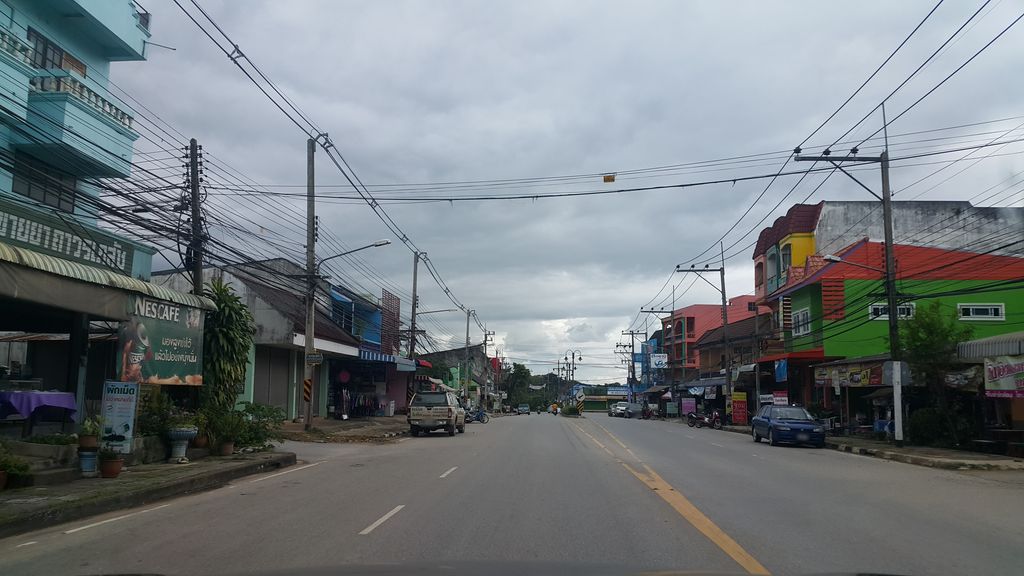 ภาพถนนตรงที่ Shong Cha ตั้งอยู่ ถ่ายโดย jrcarlsen พ.ศ. 2559 (2016) · A street-level view of where Shong Cha stands, by jrcarlsen in 2559 (2016)