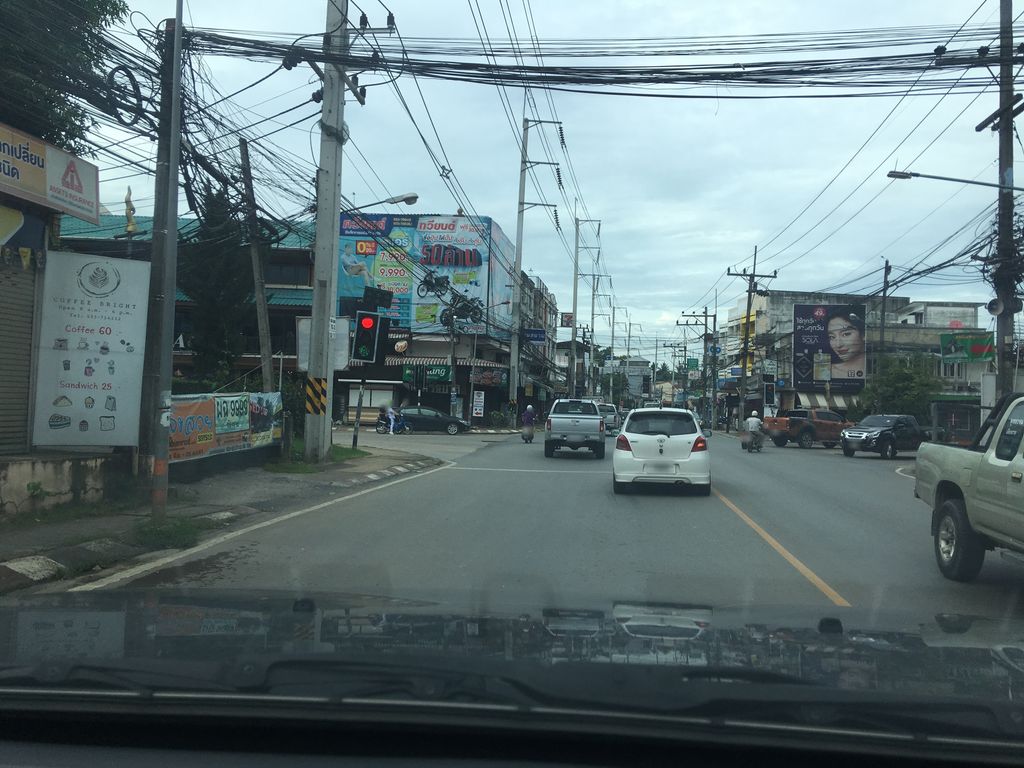 ภาพถนนตรงที่ โกเด้งสาขาเด่นห้า ตั้งอยู่ ถ่ายโดย wapriz พ.ศ. 2561 (2018) · A street-level view of where โกเด้งสาขาเด่นห้า · Kodeng Sakha Denha stands, by wapriz in 2561 (2018)