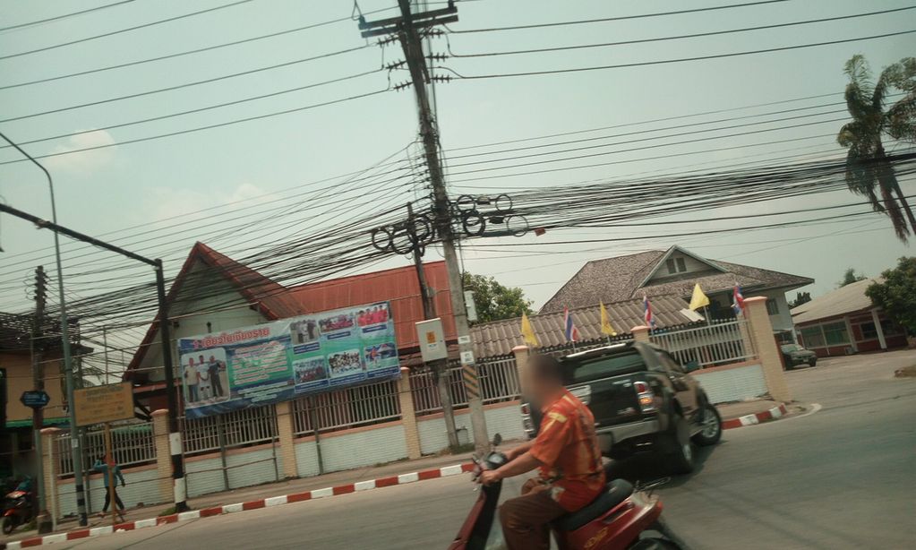 ภาพถนนตรงที่ ศาลาประชาคมอำเภอเทิง ตั้งอยู่ ถ่ายโดย ozflor พ.ศ. 2562 (2019) · A street-level view of where ศาลาประชาคมอำเภอเทิง · Salaprachakma Amphoe Thoeng stands, by ozflor in 2562 (2019)