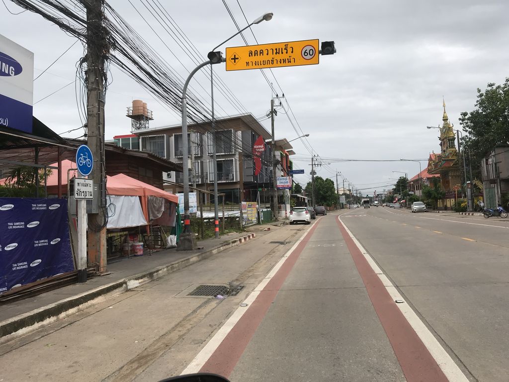 ภาพถนนตรงที่ บัวตอง Craftbeer ตั้งอยู่ ถ่ายโดย kiw พ.ศ. 2561 (2018) · A street-level view of where บัวตอง Craftbeer stands, by kiw in 2561 (2018)