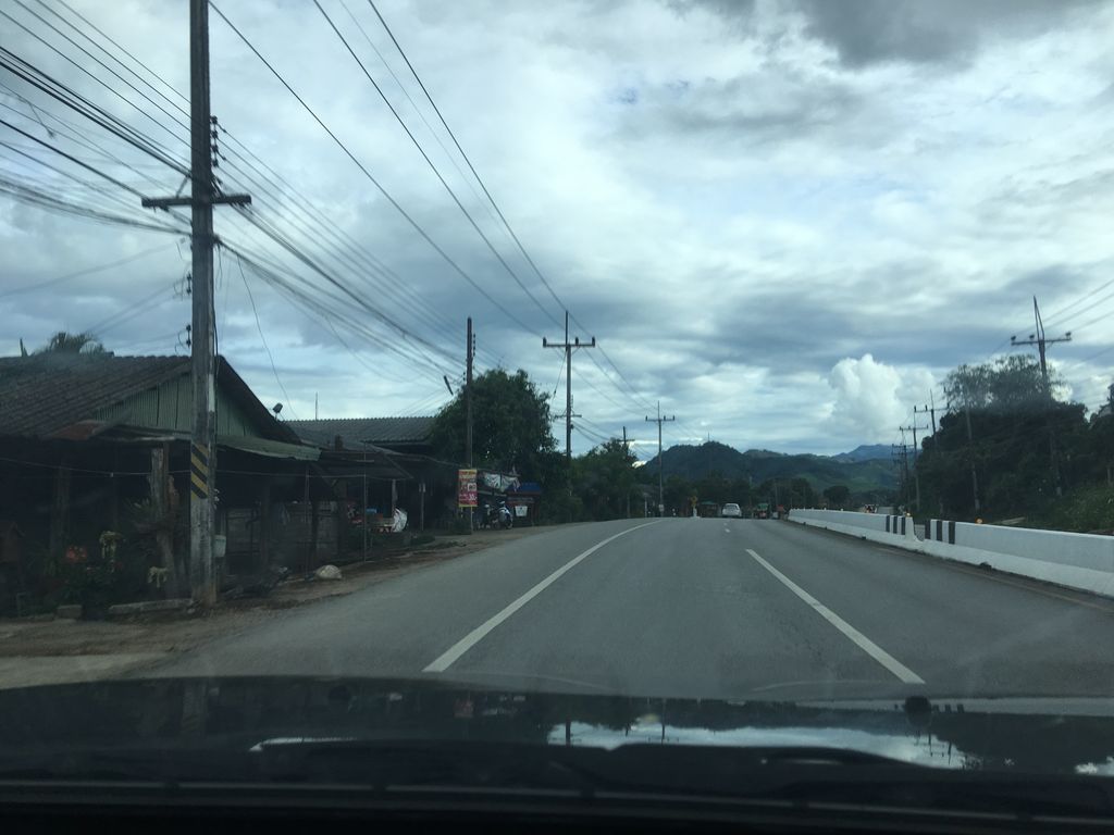 ภาพถนนตรงที่ ออนจักสาน ตั้งอยู่ ถ่ายโดย wapriz พ.ศ. 2561 (2018) · A street-level view of where ออนจักสาน · Onchaksan stands, by wapriz in 2561 (2018)