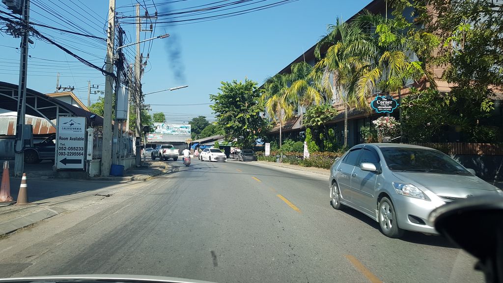 ภาพถนนตรงที่ หอพักยอดตอง ตั้งอยู่ ถ่ายโดย igorzo พ.ศ. 2562 (2019) · A street-level view of where หอพักยอดตอง · Yot Tong Dormitory stands, by igorzo in 2562 (2019)