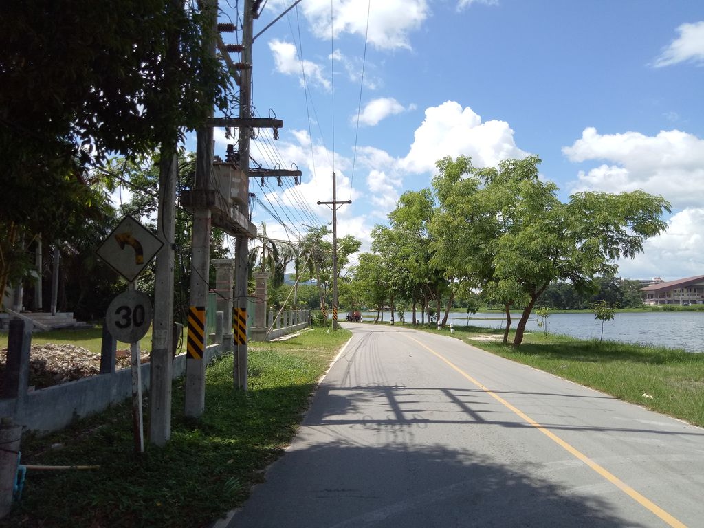 ภาพถนนตรงที่ Tunny Home ตั้งอยู่ ถ่ายโดย bak009 พ.ศ. 2561 (2018) · A street-level view of where Tunny Home stands, by bak009 in 2561 (2018)
