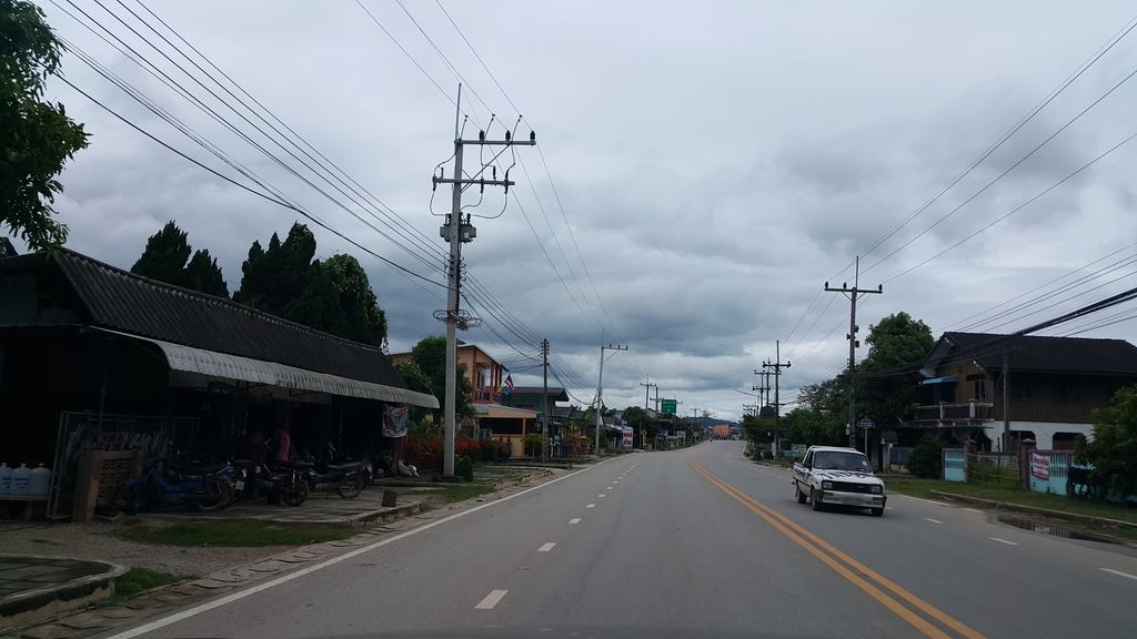 ภาพถนนตรงที่ จี เจ ซาวด์ ตั้งอยู่ ถ่ายโดย jrcarlsen พ.ศ. 2559 (2016) · A street-level view of where จี เจ ซาวด์ · Chi J Sound stands, by jrcarlsen in 2559 (2016)