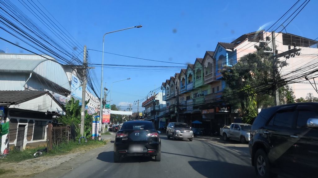 ภาพถนนตรงที่ Tonkok Hotel ตั้งอยู่ ถ่ายโดย charlesano พ.ศ. 2561 (2018) · A street-level view of where Tonkok Hotel stands, by charlesano in 2561 (2018)