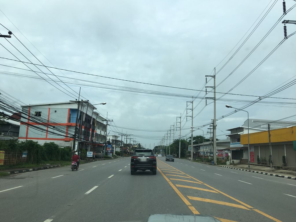 ภาพถนนตรงที่ พีเคเคพีการยาง ตั้งอยู่ ถ่ายโดย wapriz พ.ศ. 2561 (2018) · A street-level view of where พีเคเคพีการยาง · Phikhekhe Phi Kanyang stands, by wapriz in 2561 (2018)