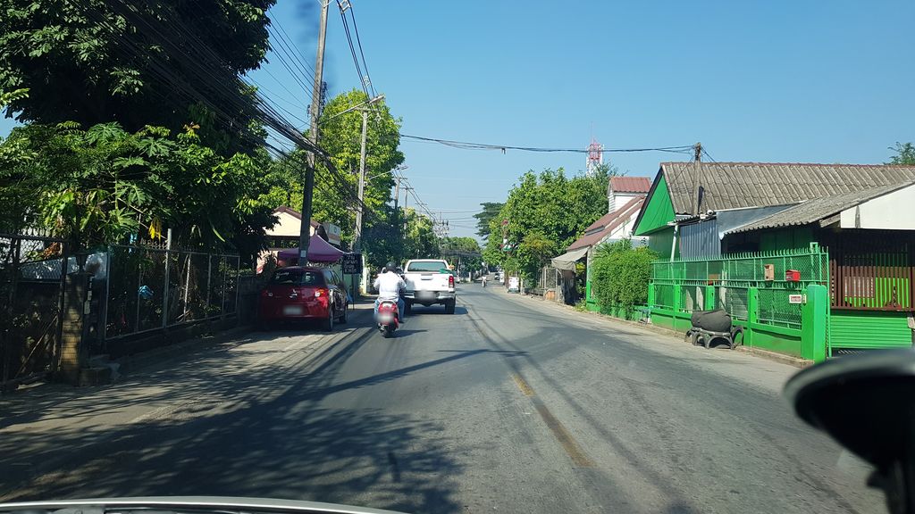 ภาพถนนตรงที่ Little Spoon Chiang Rai ตั้งอยู่ ถ่ายโดย igorzo พ.ศ. 2562 (2019) · A street-level view of where Little Spoon Chiang Rai stands, by igorzo in 2562 (2019)
