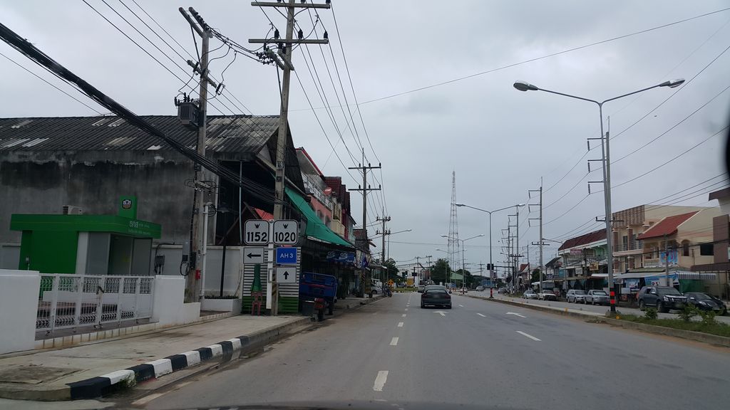 ภาพถนนตรงที่ สินธานี สาขาบ้านต้า ตั้งอยู่ ถ่ายโดย jrcarlsen พ.ศ. 2559 (2016) · A street-level view of where สินธานี สาขาบ้านต้า · Sinthani Sakha Ban Ta stands, by jrcarlsen in 2559 (2016)
