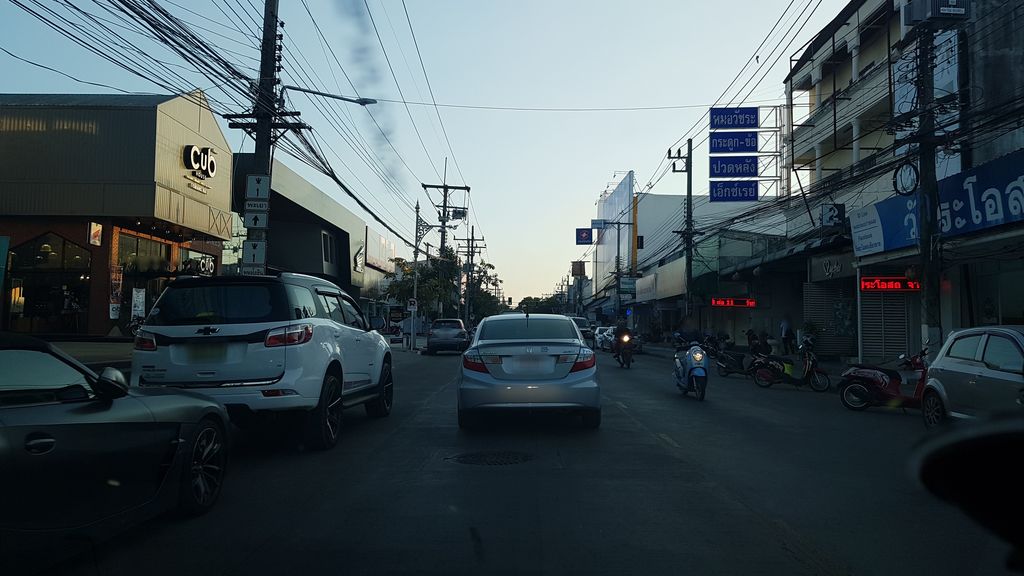 ภาพถนนตรงที่ กิโลพานิช ตั้งอยู่ ถ่ายโดย igorzo พ.ศ. 2562 (2019) · A street-level view of where กิโลพานิช · Kilophanit stands, by igorzo in 2562 (2019)