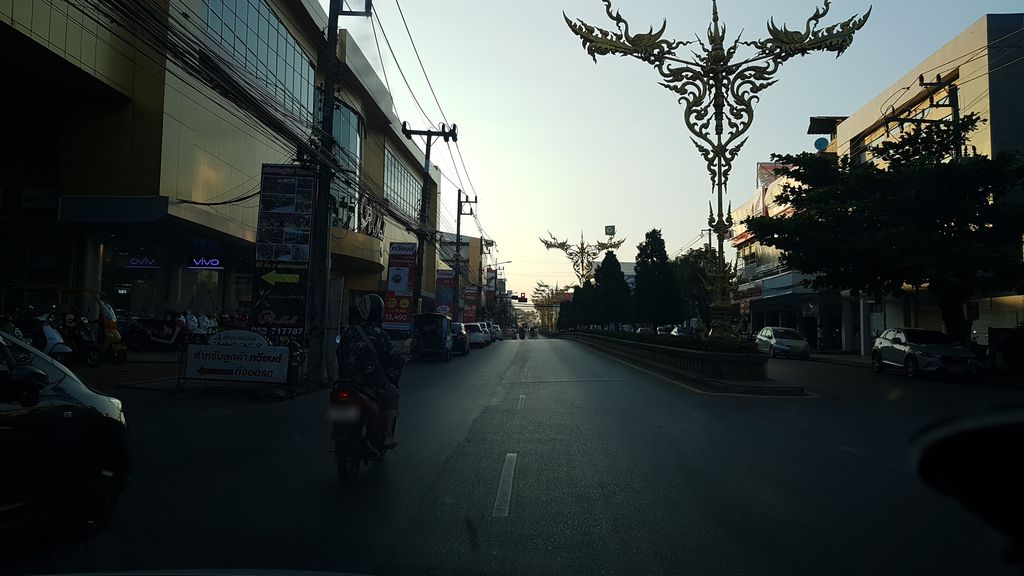 ภาพถนนตรงที่ Winner Furniture ตั้งอยู่ ถ่ายโดย igorzo พ.ศ. 2562 (2019) · A street-level view of where Winner Furniture stands, by igorzo in 2562 (2019)