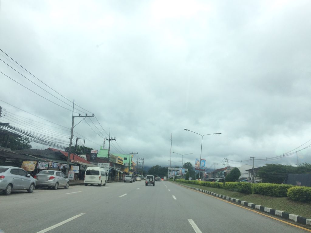 ภาพถนนตรงที่ ก๋วยเตี๋ยวสารวัตร ตั้งอยู่ ถ่ายโดย prasert พ.ศ. 2559 (2016) · A street-level view of where ก๋วยเตี๋ยวสารวัตร · Kuaitiao Sanwat stands, by prasert in 2559 (2016)