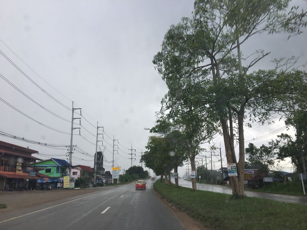 ภาพถนนตรงที่ ร้านอาหารชวนชิมฮิมขัว ตั้งอยู่ ถ่ายโดย wapriz พ.ศ. 2561 (2018) · A street-level view of where ร้านอาหารชวนชิมฮิมขัว · Chuanchim Himkhua Restaurant stands, by wapriz in 2561 (2018)