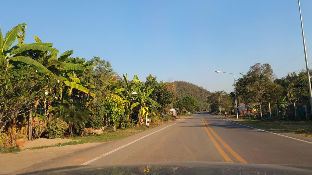 ภาพถนนตรงที่ ตองทอเฮาส์ ตั้งอยู่ ถ่ายโดย jrcarlsen พ.ศ. 2565 (2022) · A street-level view of where ตองทอเฮาส์ · Tongthohao stands, by jrcarlsen in 2565 (2022)