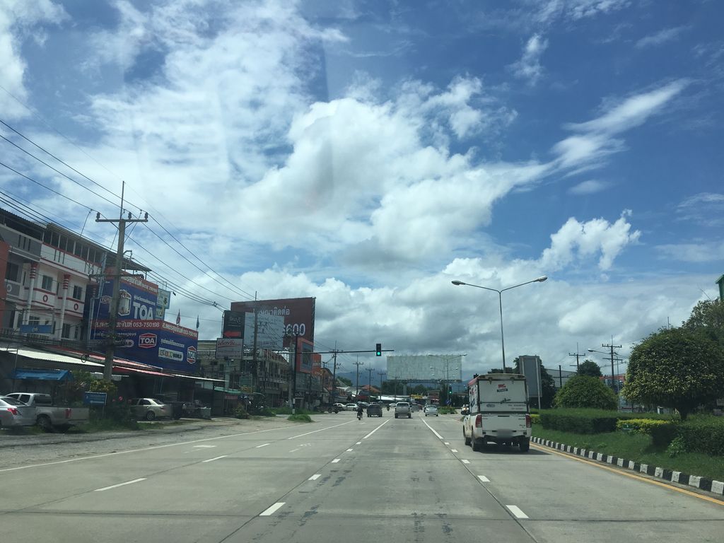 ภาพถนนตรงที่ พี่หมี เรซซิ่ง ตั้งอยู่ ถ่ายโดย wapriz พ.ศ. 2561 (2018) · A street-level view of where พี่หมี เรซซิ่ง · Phimi Retsing stands, by wapriz in 2561 (2018)