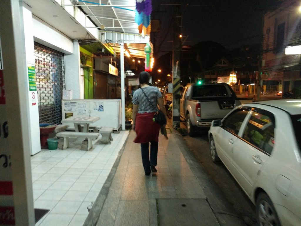 ภาพถนนตรงที่ Chiang Rai Laboratory Clinic ตั้งอยู่ ถ่ายโดย emackres พ.ศ. 2561 (2018) · A street-level view of where Chiang Rai Laboratory Clinic stands, by emackres in 2561 (2018)